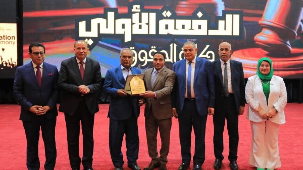 الناجح يرفع إيده.. جامعة كفر الشيخ تحتفل بتخرج أول دفعة بكلية الحقوق