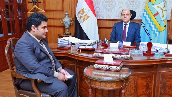محافظ كفر الشيخ يبحث تطوير وميكنة خدمات التأمين الصحي.. صور