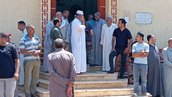 البلد كلها حزينة.. أهالي كفر الشيخ يستقبلون المعزين في والد محمد الشناوي