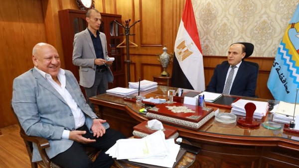 محافظ كفر الشيخ يعقد اجتماعا مع أعضاء مجلسي النواب والشيوخ.. صور