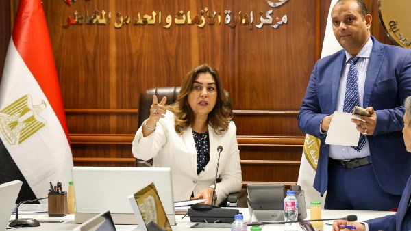 وزيرة التنمية المحلية من مركز سيطرة الشبكة الوطنية الموحدة للطوارئ والسلامة