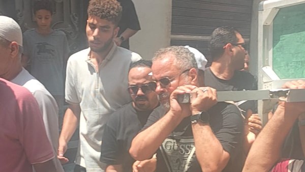 بقرية محمد صلاح.. بكاء وانهيار الفنان صبحي خليل أثناء تشييع جثمان والدته