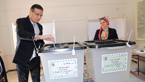 وزير الزراعة يدلى بصوته