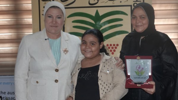 رئيسة المجلس القومي للطفولة والأمومة تكرم الطفلة هايدي