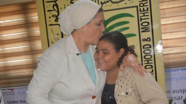 رئيسة المجلس القومي للطفولة  والأمومة تقبل رأس الطفلة هايدي وتكرمها