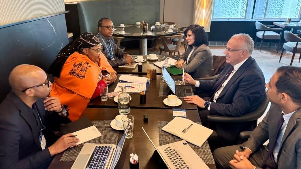 وزير الري يلتقي وزيرة المياه والصرف الصحي بدولة جنوب أفريقيا 