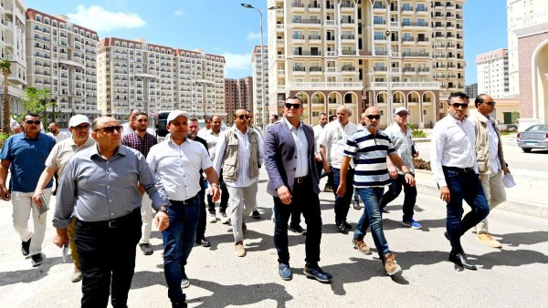وزير الاسكان خلال الجولة