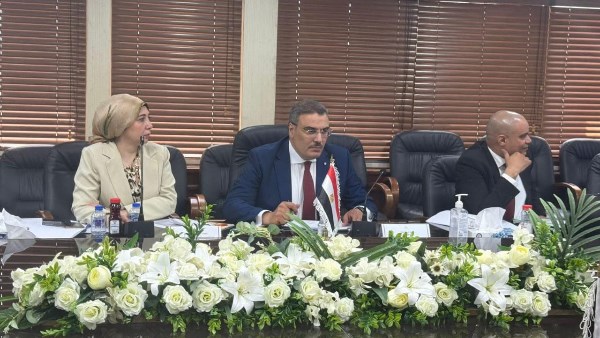 خلال الاجتماع