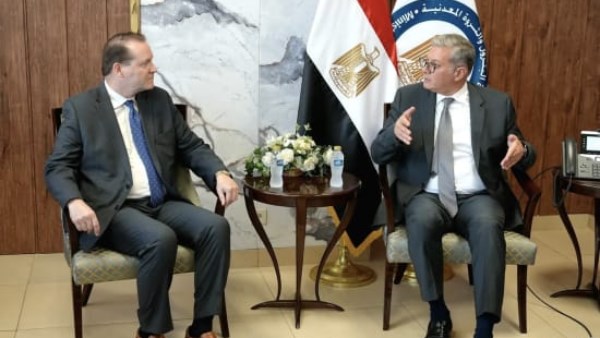 وزير البترول خلال الاجتماع