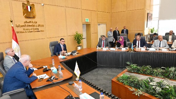 وزير الاسكان خلال الاجتماع