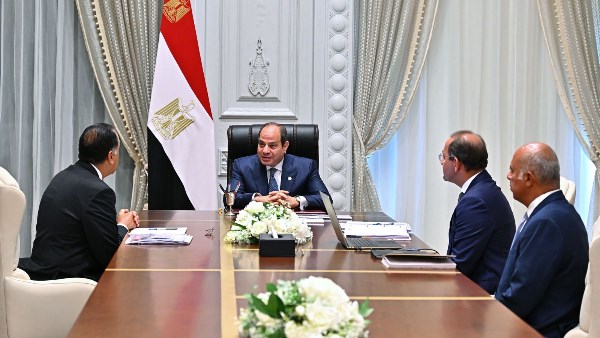 الرئيس يستعرض الأداء المالي لمصر