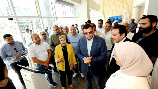 وزير الاسكان خلال الجولة
