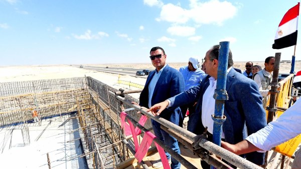 وزير الإسكان يتفقد مشروع إنشاء محطة لتحلية المياه وكومباوند مزارين بالعلمين الجديدة