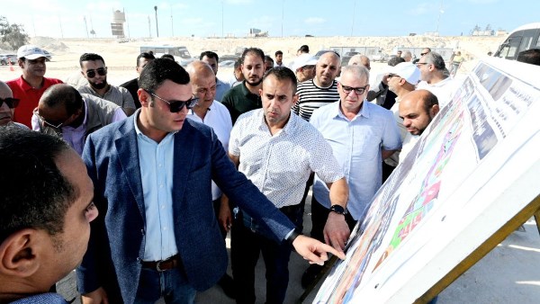 وزير الاسكان خلال الجولة