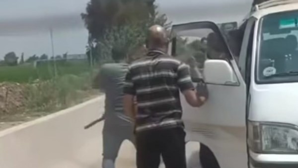 القبض على سائق ميكروباص تعدى على شخص بقطعة حديدية بالغربية