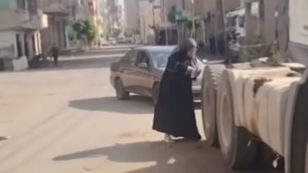 القبض على المتهمة بإتلاف كاوتش سيارة نقل بسلاح أبيض