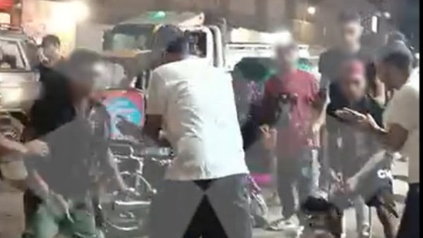 بسبب أولوية المرور .. مشاجرة بالأسلحة البيضاء بين عاملين وسائق توك توك بالجيزة