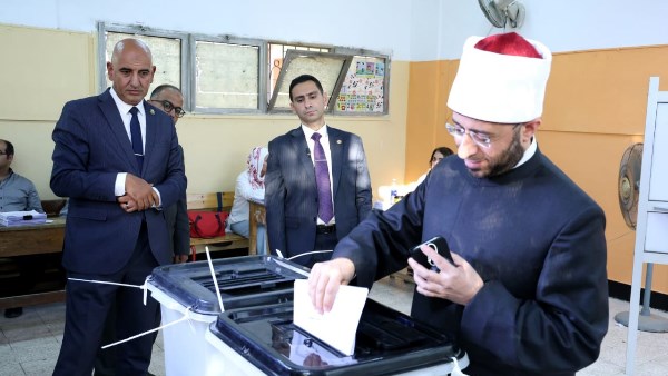 وزير الأوقاف يدلي بصوته في انتخابات مجلس الشيوخ