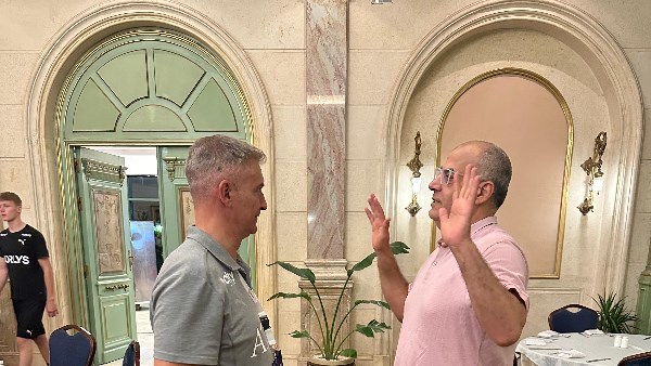 طارق محروس يحتفل مع لاعبي منتخب مصر بالتأهل لربع نهائي مونديال اليد