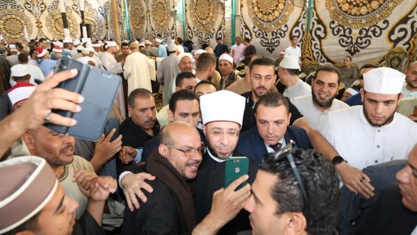وزير الأوقاف يتفقد العملية الانتخابية ويلتقط الصور مع الأعضاء 