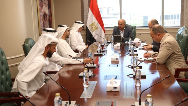 وزير الكهرباء ومسئولي شركة أبو ظبي 