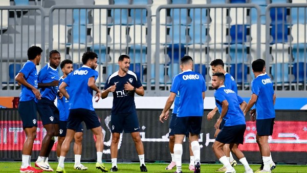 فيريرا يعقد محاضرة فنية للزمالك استعدادًا لمواجهة المقاولون العرب