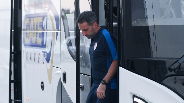 وصول حافلة الزمالك إلى إستاد السلام استعدادًا لمواجهة فاركو