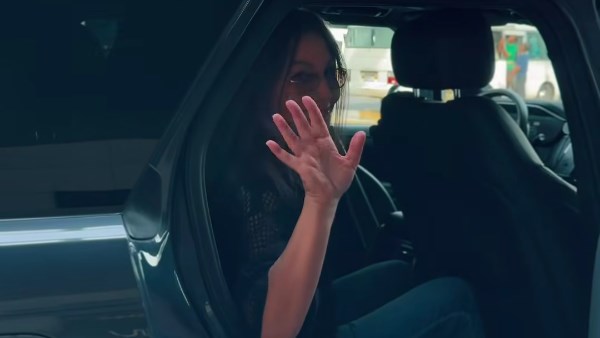 إليسا تصل إلى مصر استعدادا لحفلها في الساحل الشمالي.. صور
