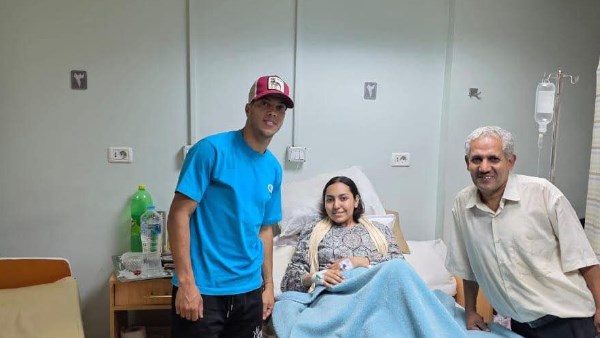 إمام عاشور يزور ابنة عم رأفت أقدم عامل في نادي الزمالك بعد تعرضها لوعكة صحية.. صور