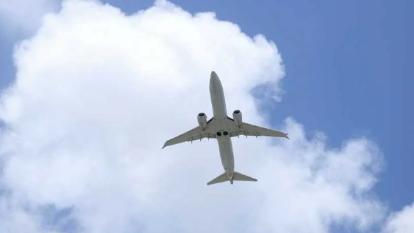 امرأة تتسبب في هبوط اضطراري لطائرة بألمانيا