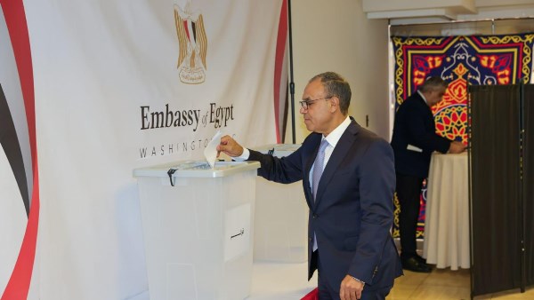 وزير الخارجية أول من يدلى بصوته فى انتخابات مجلس الشيوخ من مقر السفارة المصرية بواشنطن