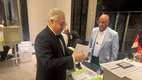 سفير مصر بالكويت يؤكد أهمية انتخابات الشيوخ ويدعو الجالية لممارسة حقها الديمقراطي بحرية ونزاهة