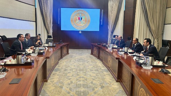 وزير الخارجية يلتقي بوزير الاستثمار والتجارة الخارجية