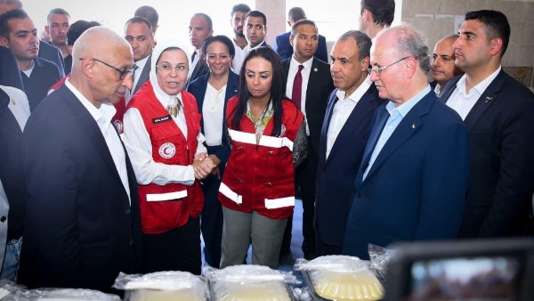 وزير الخارجية ورئيس الوزراء الفلسطيني يزوران مركز الإمداد الغذائي "المطبخ الإنساني" بالشيخ زويد