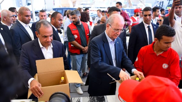وزير الخارجية ورئيس الوزراء الفلسطيني يزوران المركز اللوجيستي الرئيسي لجميعة الهلال الأحمر المصري