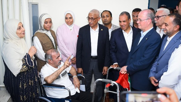 وزير الخارجية يرافق رئيس الوزراء الفلسطيني لزيارة الجرحى الفلسطينيين بمستشفى العريش العام   