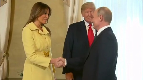 ميلانيا ترامب أثناء استقبال الرئيس الامريكي لنظيره الروسي في ألاسكا 