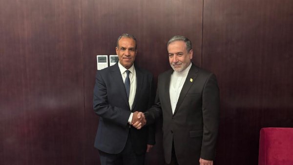 وزير الخارجية والهجرة يلتقي نظيره الإيراني