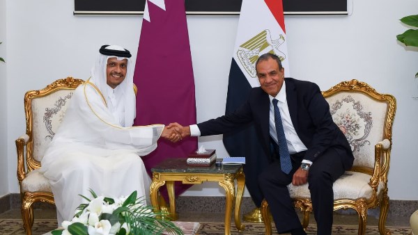 وزير الخارجية خلال استقباله رئيس وزراء قطر ووزير الخارجية محمد بن عبدالرحمن في العلمين