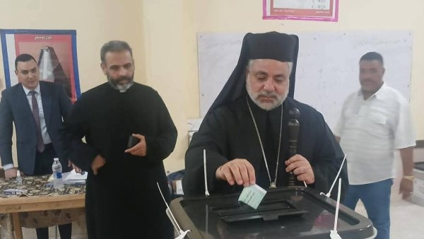 الأنبا عمانوئيل يدلي بصوته ويدعو المواطنين للمشاركة في انتخابات مجلس الشيوخ|صور