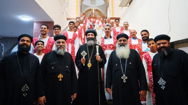 رسامة شمامسة جدد لكنيسة «العذراء والبابا كيرلس» بالعامرية على يد الأنبا مينا