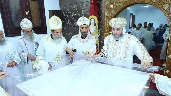 الأنبا أنيانوس يدشّن أيقونات مقدسة بكنيسة مارجرجس بصفط أبو جرج| صور