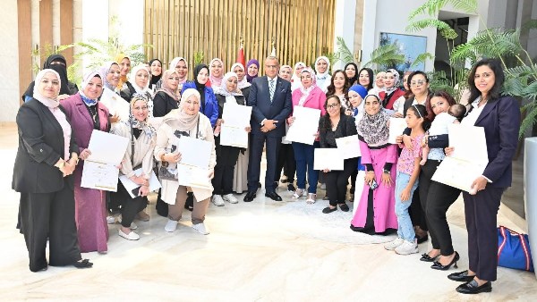 محافظ جنوب سيناء يكرم خريجات المرأة تقود