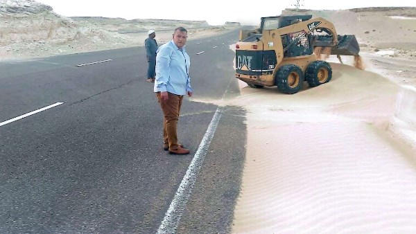 الكثبان الرملية علي الطريق 