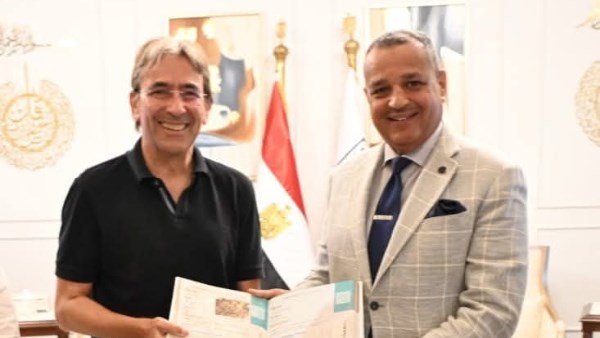 المحافظ خلال لقاءه مع رئيس جامعة هليو بوليس 