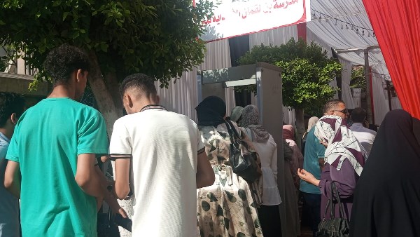 توافد على  اللجان