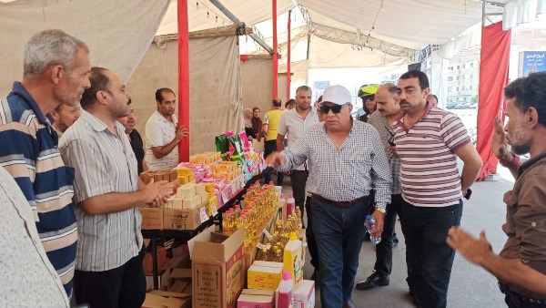 محافظ الدقهلية يتفقد سوق اليوم الواحد ويشدد على الإلتزام بالأسعار المخفضة والمعلنة وجودة المنتجات