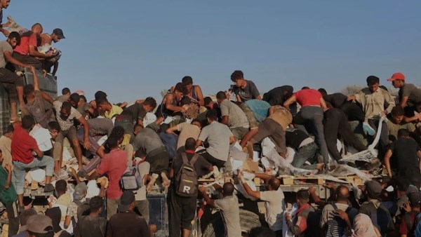 إسرائيل تواصل تجويع غزة رغم دخول بعض الشاحنات والشهداء فوق الــ100 بـ24 ساعة