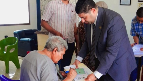 رئيس لجنة يجسد الإنسانية في يوم انتخابي حافل بالغردقة.. ساعد مسنًا قعيدًا على الإدلاء بصوته