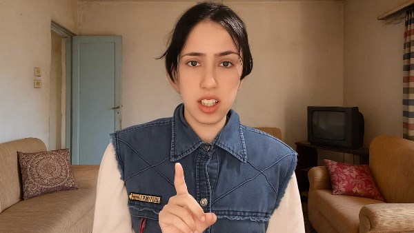 البلوجر علياء قمرون - بائعة المناديل